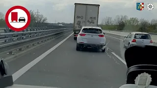 Policie ČR: Policisté zaměřují na zákaz předjíždění pro nákladní automobily na dálnici.