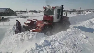 Кировец чистит снег в деревне