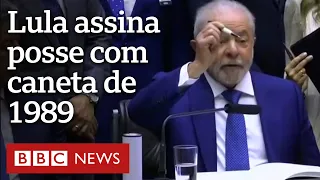 O momento em que Lula assina posse com caneta de eleitor