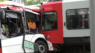 Train drives in a bus - 2 injured - costly rescue in Bonn on 08/09/23 + interviews