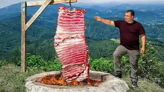 El Chef Ermitaño Tavakkul Hornea Gigantescas Costillas de Res Jugosas en un Tandoor Subterráneo!