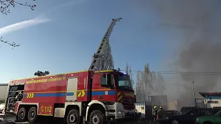 Großbrand auf Schrottplatz -  Über 200 Einsatzkräfte in Neuss-Morgensternsheide am 22.04.21 + O-Ton