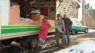 Dans le Cantal, une épicerie itinérante crée du lien social