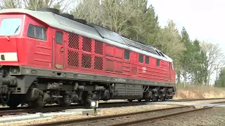 Br 233 572-7 mit Schwefelzug Ausfahrt Großenkneten richtung Oldenburg im April 2018