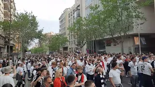 Fans von Eintracht Frankfurt feiern am 14.04.2022 eine riesige Partyparade im Camp Nou in Barcelona