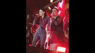 Maiara toda emocionada em show