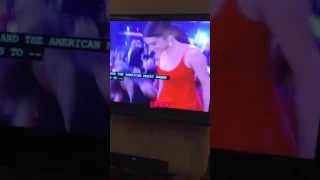 Taylor Swift Reacts To Selena Gomez Winning  "Favorite Female Artist- Pop/Rock" At The 2016 AMAs