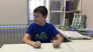 Ученик программы ALOHA Kids считает на пальцах примеры с двузначными числами за секунды