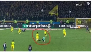 l'arbitre Tony Chapron tacle un joueur avant de l'exclure lors du match Nantes-PSG