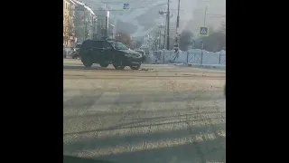 В Южно-Сахалинске из-за ДТП с такси и внедорожником снесли ограждение