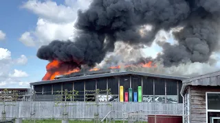 Grote uitslaande brand bij Van der Wal Hout