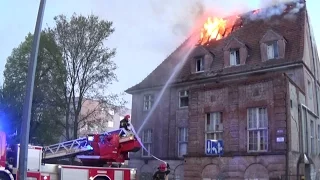 Pożar pustostanu w Pile. Alarmowo pluton, dojazdy, dowożenie wody. Akcja gaśnicza