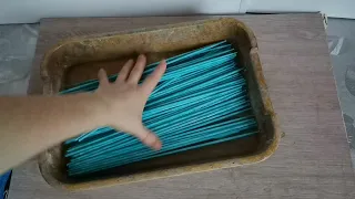 Увлажнение трубочек перед плетением. Moistening the straws before braiding.