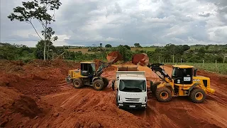 PÁ CARREGADEIRA JCB 426ZX CORTANDO TERRA E AJUDANDO XCMG LW 300KKV A CARREGA  CAÇAMBA