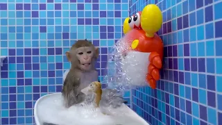 KiKi Monkey go shopping Kinder Joy Eggs and bath in the toilet with ducklings   KUDO ANIMAL KIKI