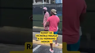 Randy Arozarena da increíble regalo a su hermano menor🔥