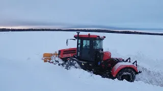 КИРОВЕЦ К-525 пробивается по сырому снегу.