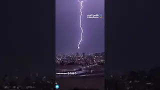 صاعقة تضرب برج الساعة في مكة فجر يوم الجمعة  .. مشهد مهيب 😍🌩