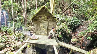 Set up a bamboo tent next to a stream - find food in the forest overnight