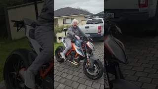 letting my Dutch aunty start my 1290 super duke rr