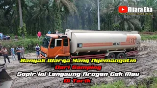 Ini Yang Dilakukannya Ketika Sopir Fuso Oren Di Semangati Banyak Warga Dari Samping