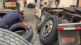 1hora para cambiarle 8 llantas a un camión ( troqué trailer en Los Angeles California