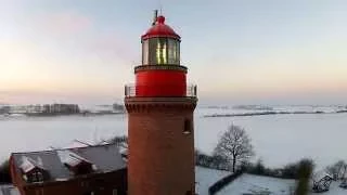 Drohnenflug um Leuchtturm Bastorf