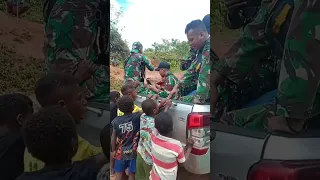 Kisah haru dan tangis sedih adik pedalaman Papua yang tidak sanggup di tinggal Abang TNI nya🥺😭