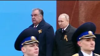 Владимир Путин Эмомали Рахмон вместе пришли на парад Победы на Красной площади в Москве #shorts