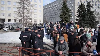 Народ поет песни на митинге в Архангельске