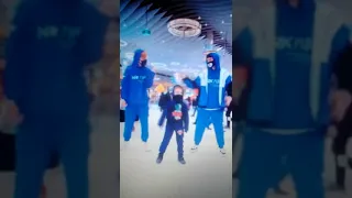 мальчик на сходке учит танцевать симпа танец из ТИК ТОК TUZELITY