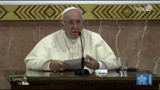 Papa Francesco incontra i sacerdoti: "No al clericalismo"