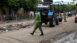Военные помогают чистить центральные улицы Керчи