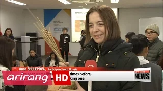 Foreigners participate in events to try out Korean traditional customs