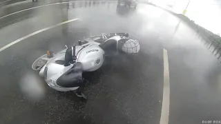 Упал в дождь на мотоцикле #suzuki sv400 #скользячка#на120#дождь