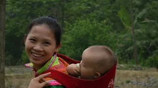 17 Year Old Single Mother Harvesting Red Potatoes With Her Daughter - Ly Tieu Ca