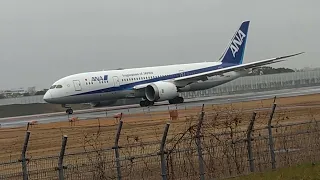 小雨降る伊丹空港！　全日空ボーイング７８７型機が水しぶきをあげながら颯爽と離陸するシーンをスマホで撮影しましたよ💪🤗👍