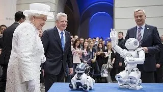 Berlin: Queen Elizabeth II meets a robot