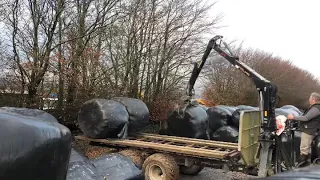 Loading silage bales Palms trailer using crane