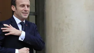 Macron spricht zu wütendem Volk