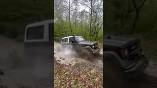 Toyota Land Cruiser LJ73 gets out of mud with air lockers