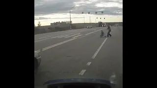 ВОДИТЕЛЬ СПАС ПЕШЕХОДА, КОТОРОГО ЧУТЬ НЕ СБИЛА МАШИНА / Driver saved a PEDESTRIAN