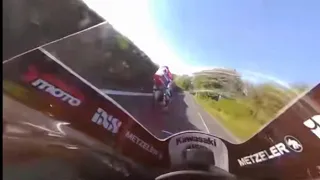 Guy Martin overtakes at 150mph at the Isle of Man TT 🇮🇲 this guy has no fear 😰 🏍️ 💨 #viral