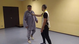 Приемы самообороны: Освобождение от захвата за одежду 2 - kungfu.ru