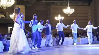 Η νύφη χορεύει αντικρυστά Μαλεβιζώτη με τον πατέρα της και ξεσηκώνουν τους καλεσμένους!