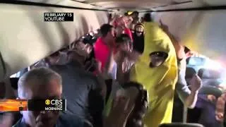 Airline passengers do "Harlem Shake"