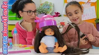 Peluqueria infantil SUPERDivertilandia! Andrea y Raquel peinando Nenucos!