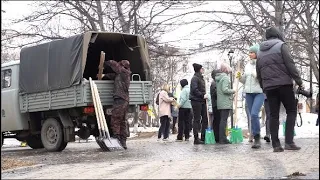 За чистый город: сотрудники мэрии Магадана вышли на субботник