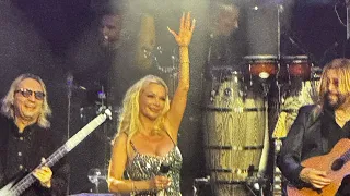 Marisela cantando “Sin El” en concierto en Chicago