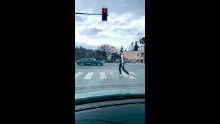 Dance on the Traffic Lights - very smooth moonwalk